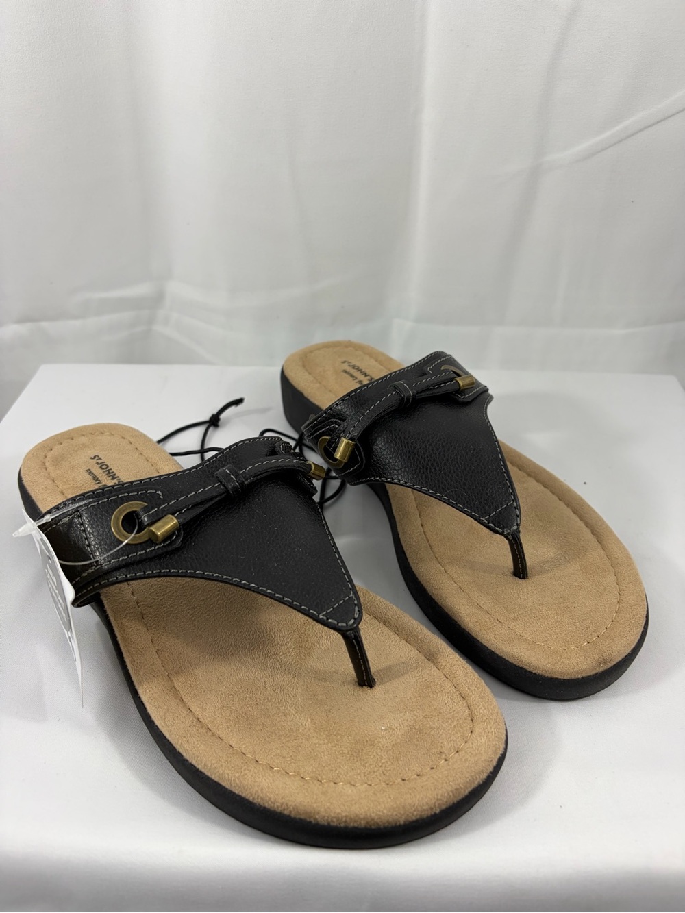 NWT St. Johns Bay Women's Size 5 Brown Flip Flops with Tan Footbed